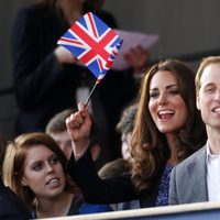 Beatriz de York, los Duques de Cambridge y el Príncipe Harry en el concierto del Jubileo