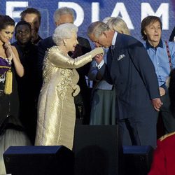 Carlos de Inglaterra besa a la Reina Isabel en el concierto del Jubileo de Diamante