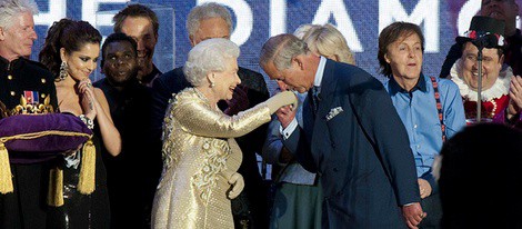 Carlos de Inglaterra besa a la Reina Isabel en el concierto del Jubileo de Diamante