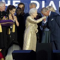 Carlos de Inglaterra besa a la Reina Isabel en el concierto del Jubileo de Diamante