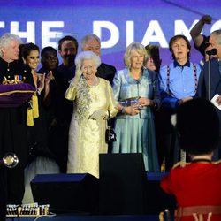 Isabel II, el Príncipe Carlos, Camilla Parker, Cheryl Cole, Tom Jones, Paul McCartney y Elton John en el concierto del Jubileo