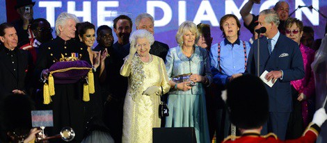 Isabel II, el Príncipe Carlos, Camilla Parker, Cheryl Cole, Tom Jones, Paul McCartney y Elton John en el concierto del Jubileo