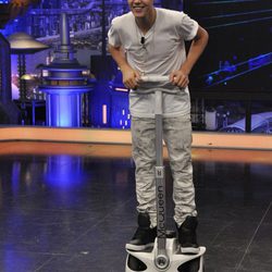 Justin Bieber con su regalo del 'El Hormiguero'