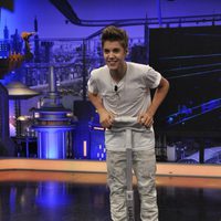 Justin Bieber con su regalo del 'El Hormiguero'