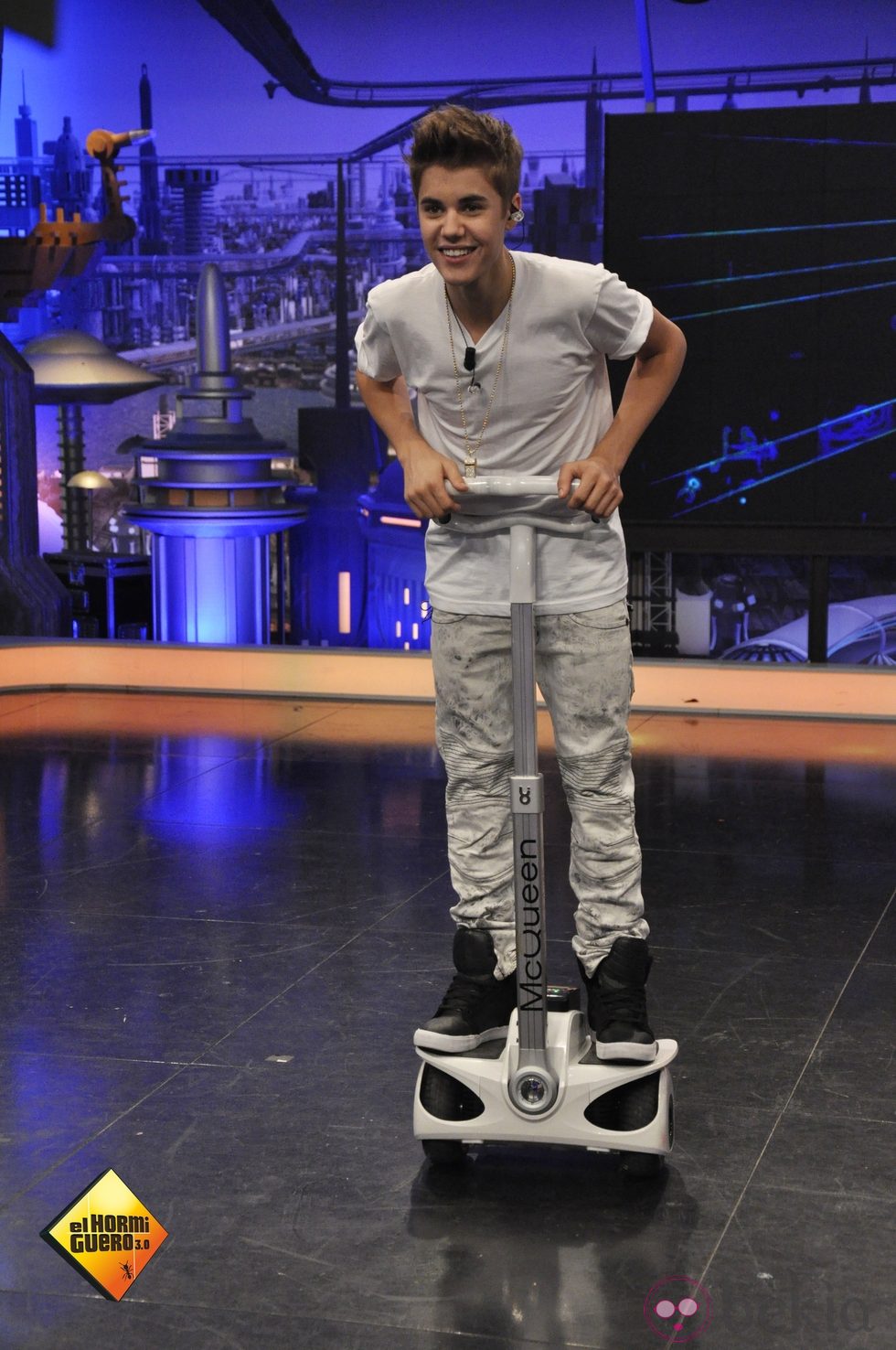 Justin Bieber con su regalo del 'El Hormiguero'