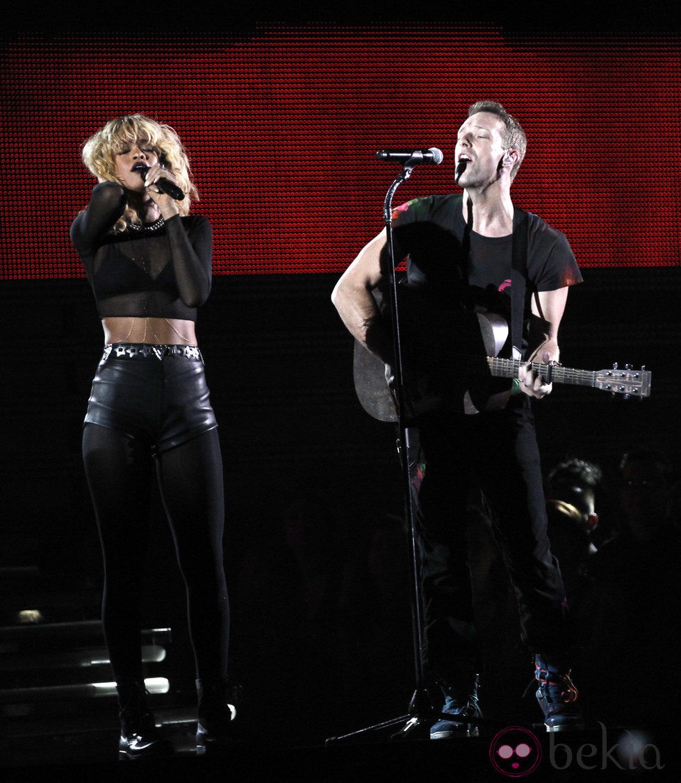 Rihanna y Coldplay cantando 'Princess of China' en los Grammy 2012