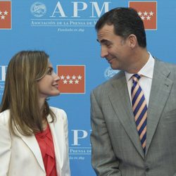 Los Príncipes Felipe y Letizia, muy cómplices en la entrega de los Premios de la APM 2011