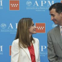 Los Príncipes Felipe y Letizia, muy cómplices en la entrega de los Premios de la APM 2011