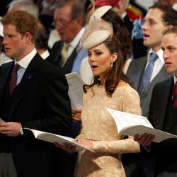 El Príncipe Harry y los Duques de Cambridge en la misa del Jubileo de Diamante