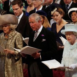 Camilla de Cornualles, el Príncipe Carlos y la Reina en la misa de acción de gracias del Jubileo de Diamante