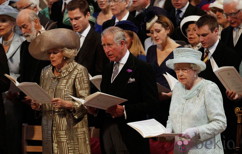 Camilla de Cornualles, el Príncipe Carlos y la Reina en la misa de acción de gracias del Jubileo de Diamante