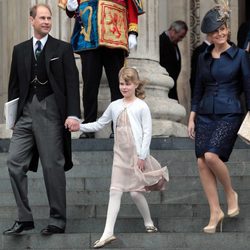 Los Condes de Wessex y Lady Louise Windsor en la misa del Jubileo de Diamante