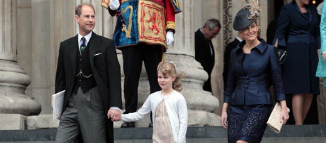 Los Condes de Wessex y Lady Louise Windsor en la misa del Jubileo de Diamante