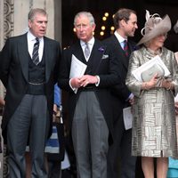 Los Príncipes Andrés, Carlos, Guillermo y Harry y las Duquesas de Cornualles y Cambridge en la misa del Jubileo