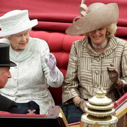 Camilla de Cornualles, el Príncipe Carlos y la Reina en el desfile de carruajes del Jubileo