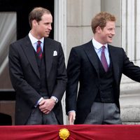 Los Duques de Cambridge y el Príncipe Harry en el balcón de Buckingham Palace por el Jubileo