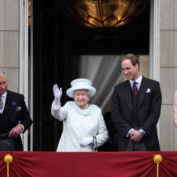 La Reina, el Príncipe Carlos, la Duquesa de Cornualles y los Duques de Cambridge en el Jubileo