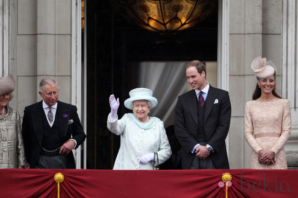 La Reina, el Príncipe Carlos, la Duquesa de Cornualles y los Duques de Cambridge en el Jubileo