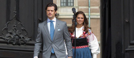 Los Príncipes Carlos Felipe y Magdalena abren la puerta del Palacio Real el Día de Suecia 2012