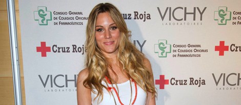 La cantante Edurne imagen de la campaña 'Este verano quierete mucho'