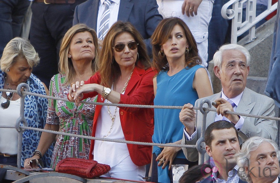 Cari Lapique, Nuria González y Nieves Álvarez en la Corrida de la Beneficencia 2012