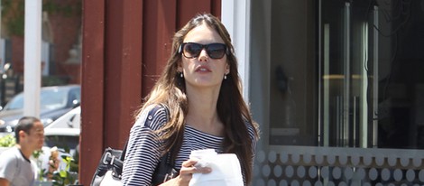 Alessandra Ambrosio pasea un mes después de dar a luz a su segundo hijo