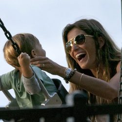 Gisele Bündchen con su hijo Benjamin en el parque