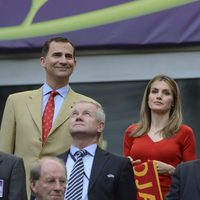 Los Príncipes Felipe y Letizia animan a la Selección Española en su debut contra Italia