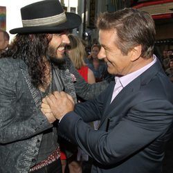 Russell Brand y Alec Baldwin en el preestreno de 'Rock of Ages' en Los Ángeles