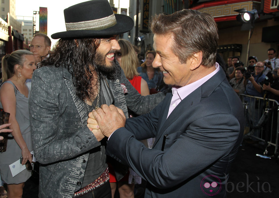 Russell Brand y Alec Baldwin en el preestreno de 'Rock of Ages' en Los Ángeles