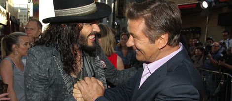 Russell Brand y Alec Baldwin en el preestreno de 'Rock of Ages' en Los Ángeles