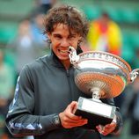 Rafa Nadal con la copa que le acredita como campeón de Roland Garros 2012