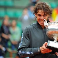 Rafa Nadal con la copa que le acredita como campeón de Roland Garros 2012