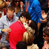 Rafa Nadal besa a Xisca Perelló tras ganar Roland Garros 2012