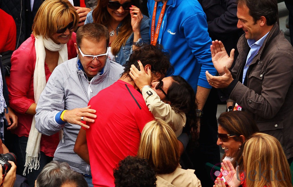 Rafa Nadal besa a Xisca Perelló tras ganar Roland Garros 2012