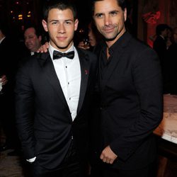 Nick Jonas y John Stamos en los Premios Tony 2012