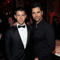 Nick Jonas y John Stamos en los Premios Tony 2012