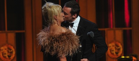 Hugh Jackman besa a su mujer en la gala de los Premios Tony 2012