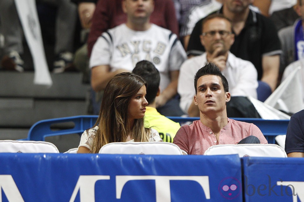 Callejón y su novia en el partido de baloncesto Real Madrid-Barcelona