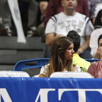 Callejón y su novia en el partido de baloncesto Real Madrid-Barcelona