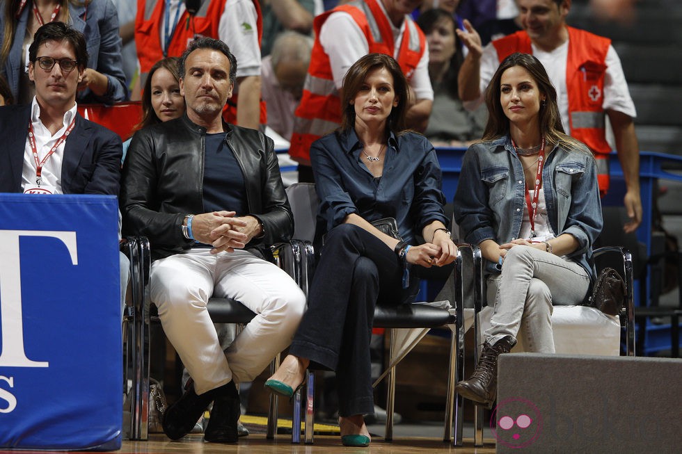 Luis Medina, Marco Severini, Nieves Álvarez y Ariadne Artiles en el partido de baloncesto Real Madrid-Barcelona