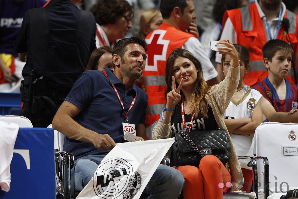 Úrsula Corberó en el partido de baloncesto Real Madrid-Barcelona