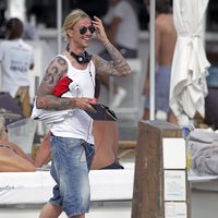 Guti llega a una playa de Ibiza