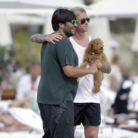 Guti y Wally López en una playa de Ibiza