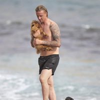 Guti sale del mar con su perro en Ibiza