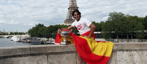 Rafa Nadal posa con su séptimo Roland Garros frente a la Torre Eiffel