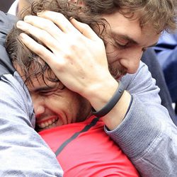 Rafa Nadal abraza a Paul Gasol tras conseguir su séptimo Roland Garros