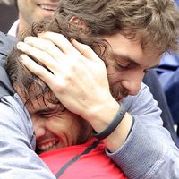 Rafa Nadal abraza a Paul Gasol tras conseguir su séptimo Roland Garros