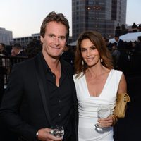 Rande Gerber y Cindy Crawford en los Spirit of Life Awards en Los Angeles