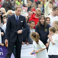 El Príncipe Guillermo juega con unos niños durante su visita a Nottingham